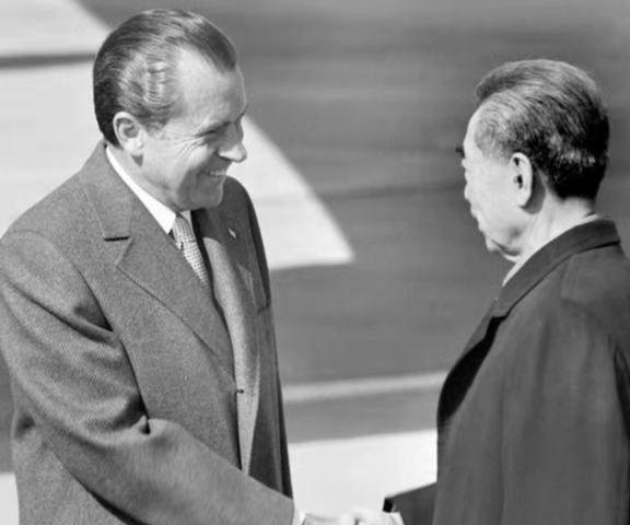 1972年开云体育 开云官网尼克松不满意毛主席送的4两茶叶周总理一句话令其动容(图4) 1972年开云体育 开云官网尼克松不满意毛主席送的4两茶叶周总理一句话令其动容(图4)