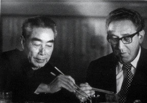 1972年开云体育 开云官网尼克松不满意毛主席送的4两茶叶周总理一句话令其动容(图3) 1972年开云体育 开云官网尼克松不满意毛主席送的4两茶叶周总理一句话令其动容(图3)