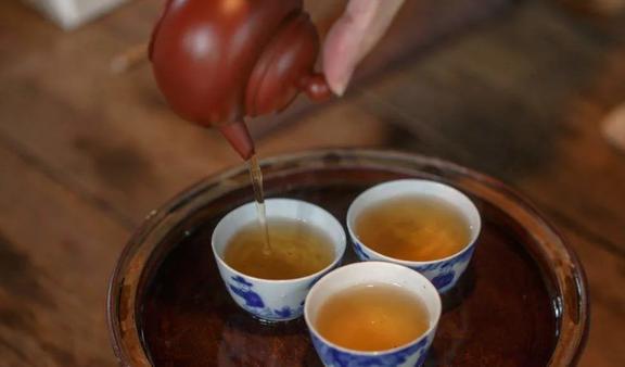 开云体育 开云官网都是茶叶入冬喝红茶、绿茶有啥区别?行家:区别很大弄懂再喝(图2) 开云体育 开云官网都是茶叶入冬喝红茶、绿茶有啥区别?行家:区别很大弄懂再喝(图2)