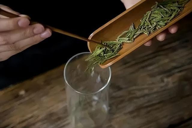 茶叶总是泡得苦涩?记住这3个要点开云 开云体育新手也能轻松泡出香甜好茶(图2) 茶叶总是泡得苦涩?记住这3个要点开云 开云体育新手也能轻松泡出香甜好茶(图2)