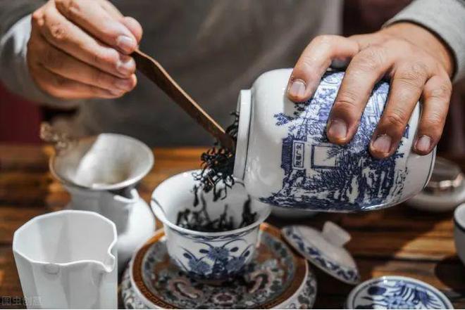 开云体育 开云官网为什么茶叶店泡出的茶很香?买回家滋味立马就变了?(图4) 开云体育 开云官网为什么茶叶店泡出的茶很香?买回家滋味立马就变了?(图4)