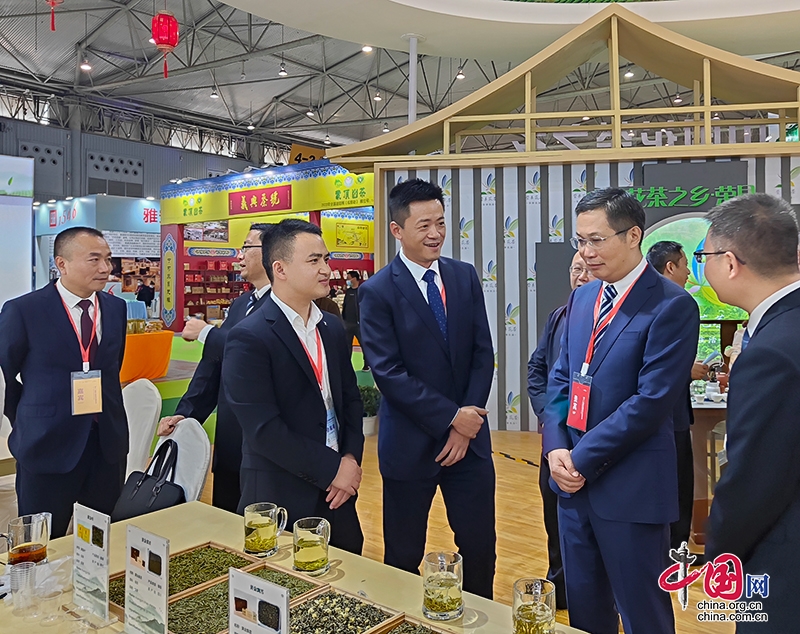 自开云体育 开云平台贡:“荣县花茶”品牌形象缤纷登场第十一届四川国际茶业博览会(图6) 自开云体育 开云平台贡:“荣县花茶”品牌形象缤纷登场第十一届四川国际茶业博览会(图6)