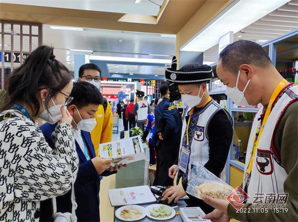开云体育 开云平台打包一份云南心意 云南老字号组团亮相第五届进博会(图3) 开云体育 开云平台打包一份云南心意 云南老字号组团亮相第五届进博会(图3)
