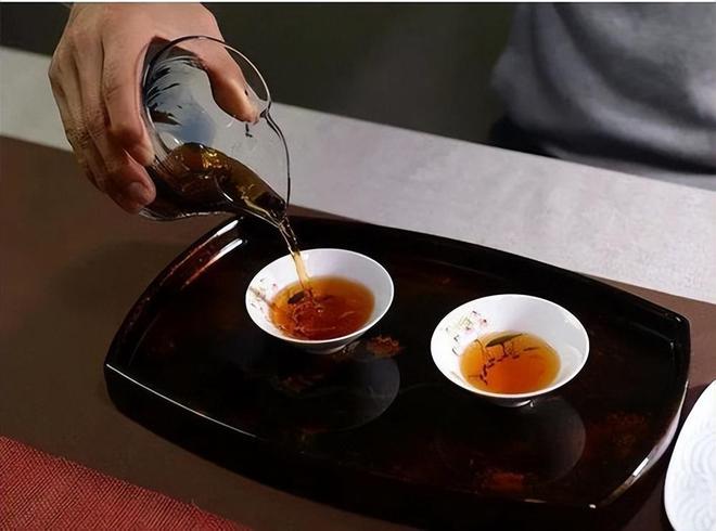 喝普洱茶最“忌讳”用手掰学行家开云 开云体育平台这样做品相好还不浪费(图2) 喝普洱茶最“忌讳”用手掰学行家开云 开云体育平台这样做品相好还不浪费(图2)