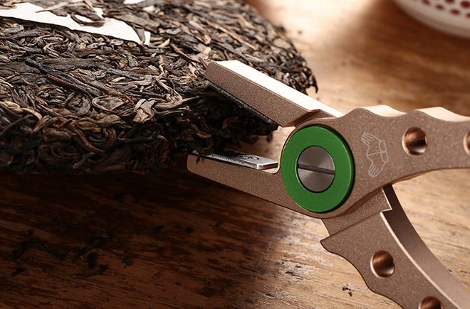 喝普洱茶最“忌讳”用手掰学行家开云 开云体育平台这样做品相好还不浪费(图5) 喝普洱茶最“忌讳”用手掰学行家开云 开云体育平台这样做品相好还不浪费(图5)