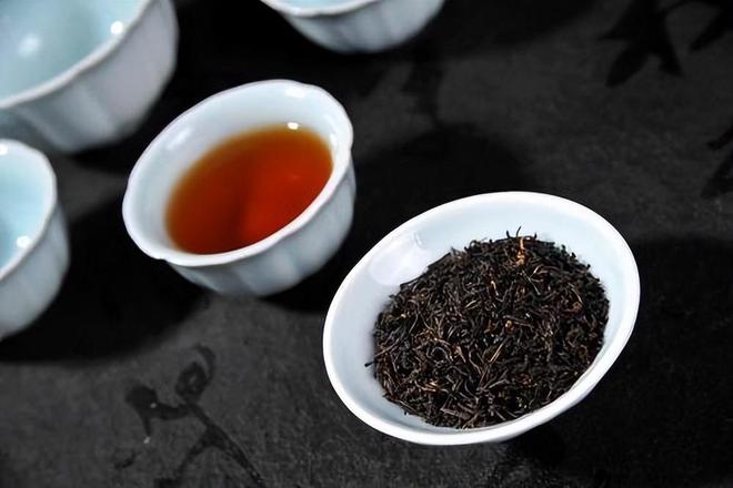 喝普洱茶最“忌讳”用手掰学行家开云 开云体育平台这样做品相好还不浪费(图8) 喝普洱茶最“忌讳”用手掰学行家开云 开云体育平台这样做品相好还不浪费(图8)