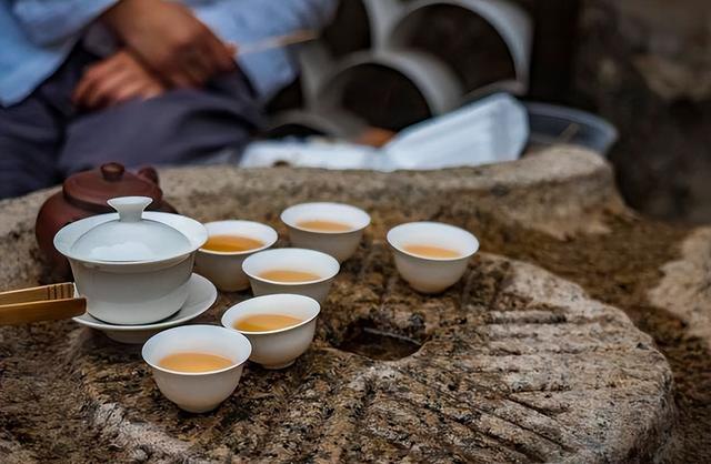 开云 开云体育平台俗话说:“生吃萝卜淡饮茶”为什么不能喝浓茶?主要有2点原因(图1) 开云 开云体育平台俗话说:“生吃萝卜淡饮茶”为什么不能喝浓茶?主要有2点原因(图1)