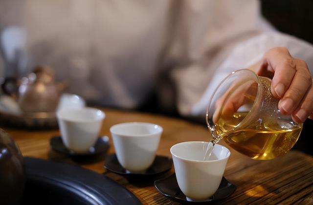 开云 开云体育平台俗话说:“生吃萝卜淡饮茶”为什么不能喝浓茶?主要有2点原因(图2) 开云 开云体育平台俗话说:“生吃萝卜淡饮茶”为什么不能喝浓茶?主要有2点原因(图2)