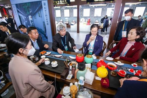 以茶为载弘扬国粹 八马茶业携中国好茶亮相进博会开云体育 开云平台(图2) 以茶为载弘扬国粹 八马茶业携中国好茶亮相进博会开云体育 开云平台(图2)