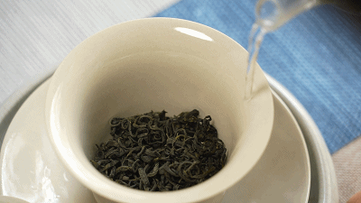 阳江千亩茶园吐新绿隔着屏幕都是沁开云 开云体育人的茶香!(图3) 阳江千亩茶园吐新绿隔着屏幕都是沁开云 开云体育人的茶香!(图3)