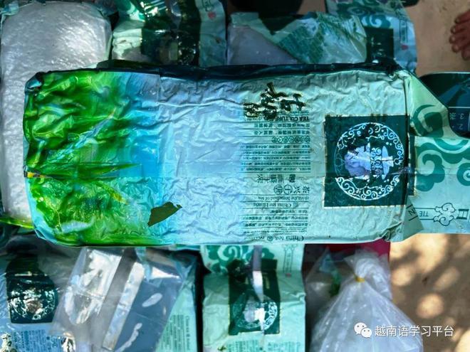 越南渔民在海边发现漂浮物 20个带中文字像开云 开云体育茶叶的包装 疑似内藏(图2) 越南渔民在海边发现漂浮物 20个带中文字像开云 开云体育茶叶的包装 疑似内藏(图2)