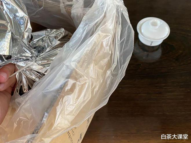 开云体育 开云官网白茶储存要不要“开箱透气”?听说不透气的茶叶会出现水闷味?(图1) 开云体育 开云官网白茶储存要不要“开箱透气”?听说不透气的茶叶会出现水闷味?(图1)