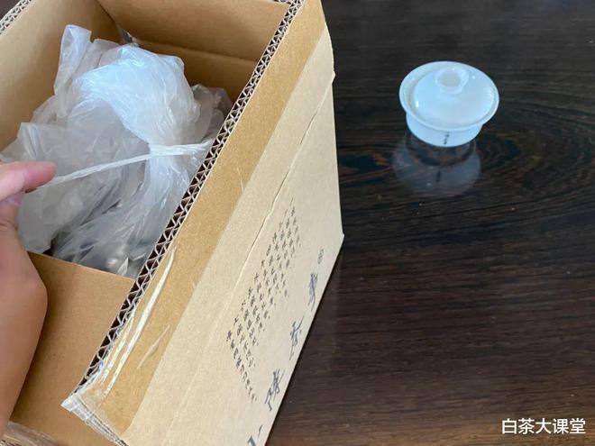 开云体育 开云官网白茶储存要不要“开箱透气”?听说不透气的茶叶会出现水闷味?(图2) 开云体育 开云官网白茶储存要不要“开箱透气”?听说不透气的茶叶会出现水闷味?(图2)