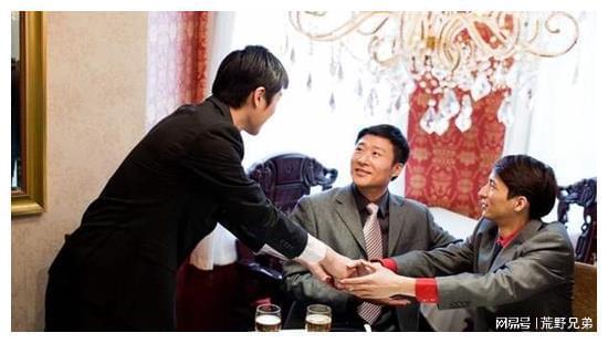 开云 开云体育APP同学聚会老板:你去车上把茶叶拿来回来听到工资我扭头想走(图4) 开云 开云体育APP同学聚会老板:你去车上把茶叶拿来回来听到工资我扭头想走(图4)