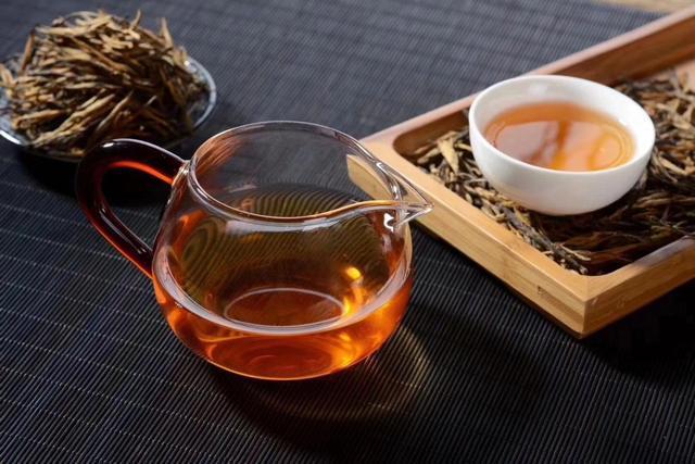 同样是茶叶冬天喝红茶、绿茶有啥区别?行家:区开云体育 开云官网别很大别乱喝(图2) 同样是茶叶冬天喝红茶、绿茶有啥区别?行家:区开云体育 开云官网别很大别乱喝(图2)