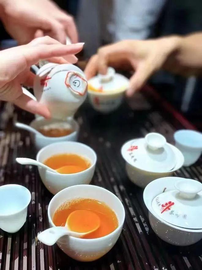 开云体育 开云官网【路开原创】一包茶叶(谢平)(图3) 开云体育 开云官网【路开原创】一包茶叶(谢平)(图3)