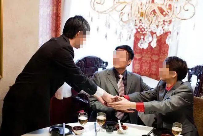 开云 开云体育APP男领导50岁了喜欢喝茶他生日给他送网红茶叶隔天竟要开除我(图2) 开云 开云体育APP男领导50岁了喜欢喝茶他生日给他送网红茶叶隔天竟要开除我(图2)