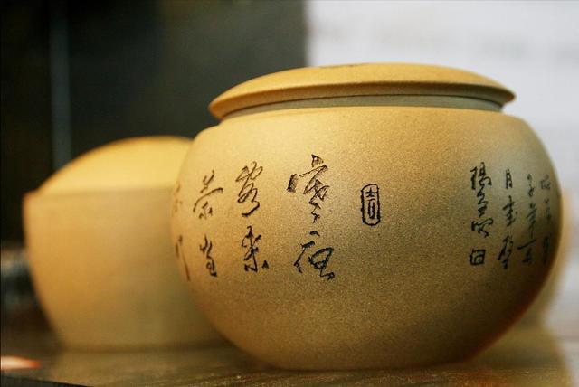 开云 开云体育平台为什么越来越多人存茶不用紫砂茶叶罐而用锡罐有这3个原因(图6) 开云 开云体育平台为什么越来越多人存茶不用紫砂茶叶罐而用锡罐有这3个原因(图6)