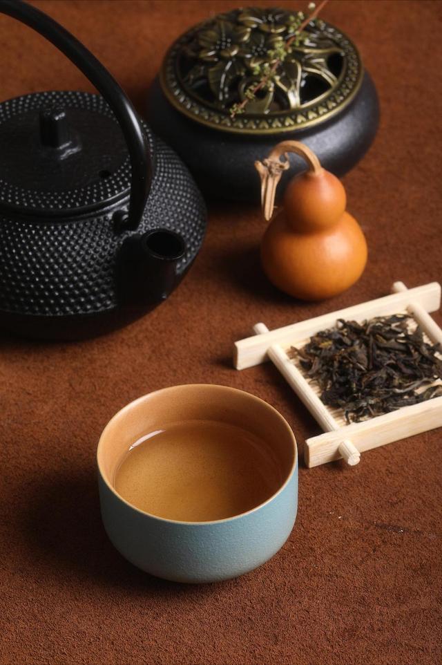 开云 开云体育平台为什么越来越多人存茶不用紫砂茶叶罐而用锡罐有这3个原因(图2) 开云 开云体育平台为什么越来越多人存茶不用紫砂茶叶罐而用锡罐有这3个原因(图2)