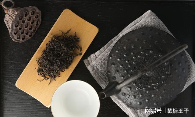 茶叶泡完别再倒掉了残茶居然还有这6处妙用再也不开云 开云体育官网会浪费了(图8) 茶叶泡完别再倒掉了残茶居然还有这6处妙用再也不开云 开云体育官网会浪费了(图8)