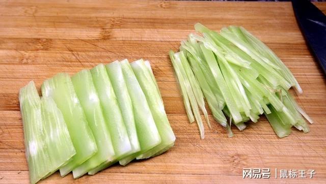 茶叶泡完别再倒掉了残茶居然还有这6处妙用再也不开云 开云体育官网会浪费了(图3) 茶叶泡完别再倒掉了残茶居然还有这6处妙用再也不开云 开云体育官网会浪费了(图3)