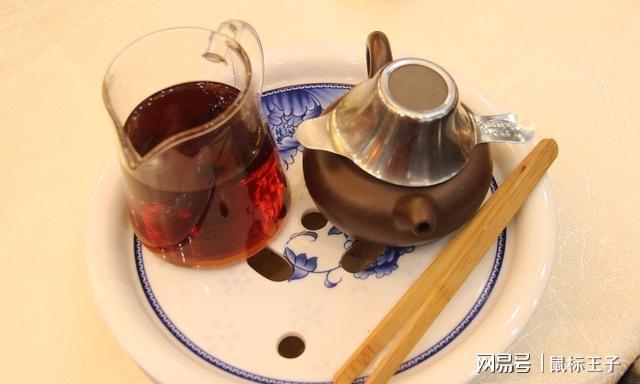 茶叶泡完别再倒掉了残茶居然还有这6处妙用再也不开云 开云体育官网会浪费了(图2) 茶叶泡完别再倒掉了残茶居然还有这6处妙用再也不开云 开云体育官网会浪费了(图2)