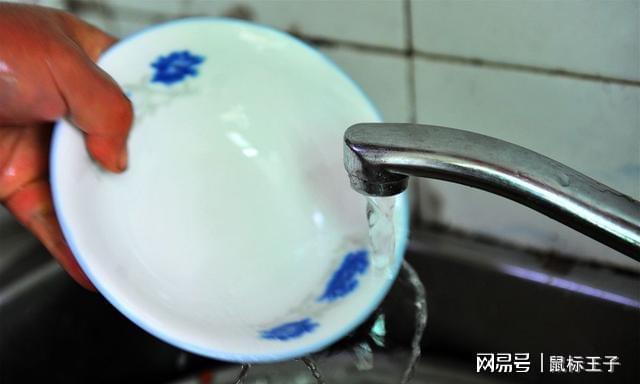 茶叶泡完别再倒掉了残茶居然还有这6处妙用再也不开云 开云体育官网会浪费了(图5) 茶叶泡完别再倒掉了残茶居然还有这6处妙用再也不开云 开云体育官网会浪费了(图5)