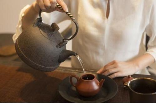 开云 开云体育APP茶叶和冰糖放一起泡水喝有什么好处？看完涨知识了(图1)