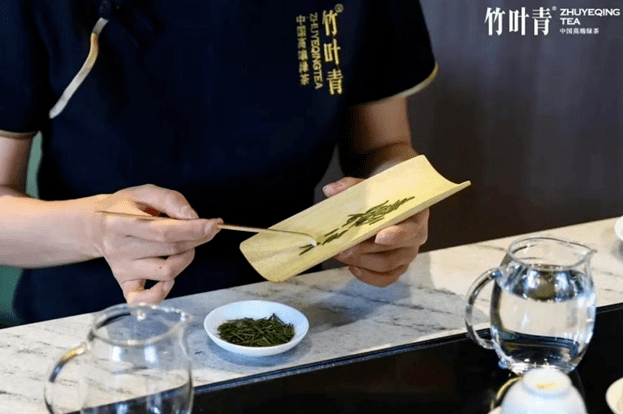 达沃斯论开云 开云体育平台坛上的中国印象竹叶青茶彰显大国自信(图2) 达沃斯论开云 开云体育平台坛上的中国印象竹叶青茶彰显大国自信(图2)