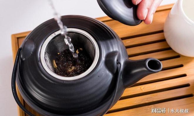 家里放了3、5年的红茶、白茶、普洱茶还能不能泡来喝?开云 开云体育APP(图2) 家里放了3、5年的红茶、白茶、普洱茶还能不能泡来喝?开云 开云体育APP(图2)