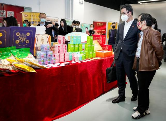 黔茶粤品闹双节金尘茶乘风而起迎新春开云体育 开云平台(图3) 黔茶粤品闹双节金尘茶乘风而起迎新春开云体育 开云平台(图3)