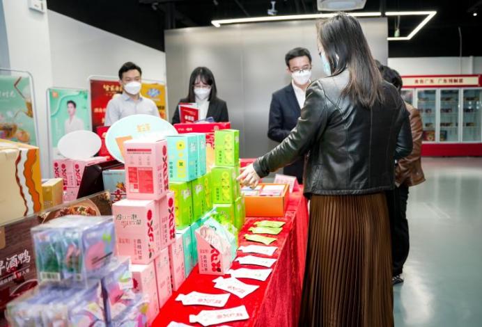 黔茶粤品闹双节金尘茶乘风而起迎新春开云体育 开云平台(图4) 黔茶粤品闹双节金尘茶乘风而起迎新春开云体育 开云平台(图4)