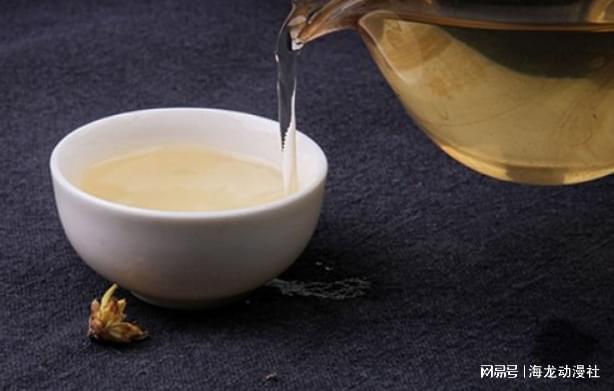 中老年人饮茶开云 开云体育APP要忌口50岁后这4种茶能不喝就不喝会影响寿命(图2) 中老年人饮茶开云 开云体育APP要忌口50岁后这4种茶能不喝就不喝会影响寿命(图2)